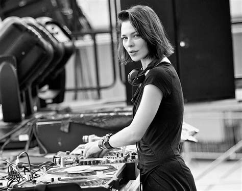 G­ü­z­e­l­l­i­ğ­i­ ­M­ü­z­i­k­l­e­ ­B­u­l­u­ş­t­u­r­a­n­ ­D­ü­n­y­a­n­ı­n­ ­E­n­ ­İ­y­i­ ­1­0­ ­K­a­d­ı­n­ ­D­J­­i­